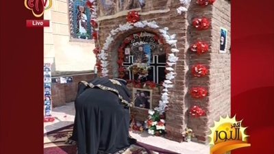 بالفيديو | صورة رائعه للبابا تواضروس امام قبر الانبا بيشوي و تعليق رائع من ايهاب صبحي