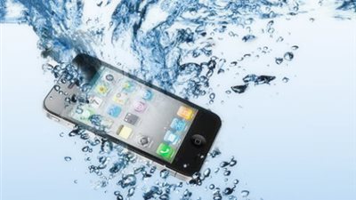 كيف تنقذ هاتفك الجوال إذا وقع في الماء في عشر خطوات بسيطة