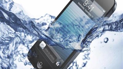 تعرف على ماذا تفعل اذا وقع موبايلك فى الماء