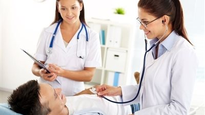 تعرف على قصة اختراع سماعة الطبيب - قصة مخجلة جدا