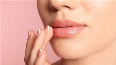 خمس وصفات منزلية لتفتيح الشفايف بسرعه رهيبه منها الكركم و الفراوله