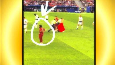 شاهد رد فعل قمة فى الخجل والادب لـ محمد صلاح بعد اقتحام مشجعة عارية أرض الملعب