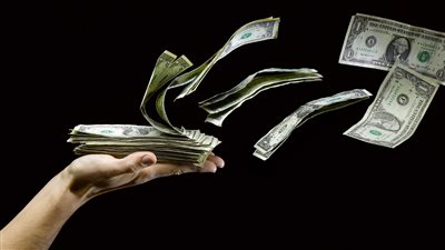 أيديهم مخرومه مواليد هذه الأبراج بيصرفو الفلوس بتبذير