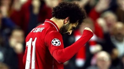شاهد قمة الادب والخجل للاعب محمد صلاح مع المشجعة العارية