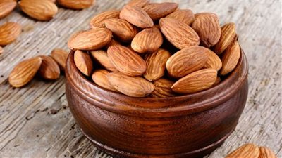 هايتحول لسم قاتل تحذير من تناول اللوز بدون تسخينه على النار