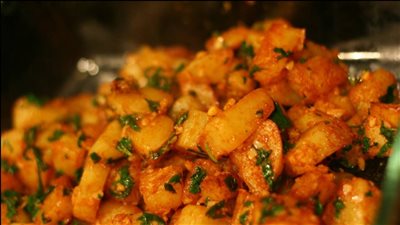 طريقة عمل البطاطس الحارة بكل احترافية والطعم مقرمش ولذيذ احلا من المحلات