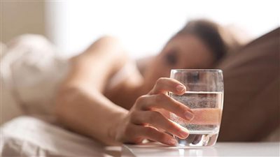 ٦ أسباب تمنعك من وضع كوب ماء بجوار السرير أثناء النوم