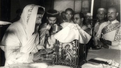 ولد انت وهو ..ملكوش دعوة بالجزمة..موقف يوضح مدي شفافية البابا كيرلس لاثنان من الخدام