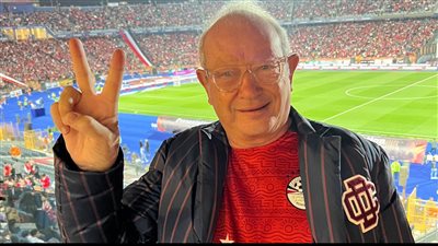 نجيب ساويرس بيوزع فلوس فى المدرجات أثناء مباراة مصر والسنغال الحقيقة كامله