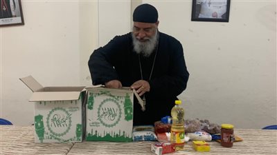 كاهن بالغردقة يعلق فانوس رمضان على الكنيسة ويوزع كراتين على المحتاجين