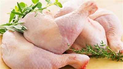 علشان تحافظى على صحة أسرتك اذا وجدتى هذه العلامات علي الدجاجه ارميها فورا