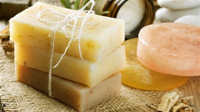 وفرى فلوس جوزك واتعلمى طريقة عمل الصابون في المنزل بأقل التكاليف بدون مجهود