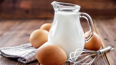 إياك وخلط اللبن بالبيض يسبب التسمم
