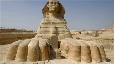 نوم ابو الهول يشعل مواقع التواصل الاجتماعي وتوافد المئات لرؤيته