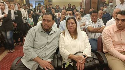 بالابيض زوجه وشقيقات ابونا ارسانيوس يحضرون قداس الاربعين