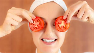 بشرتك هتبقي ناعمه وحرير ماسك الطماطم الرهيب لجميع انواع البشرة