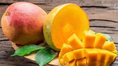 عيشنا حياتنا بناكل المانجه غلط لماذا يجب نقع المانجو فى الماء قبل أكلها