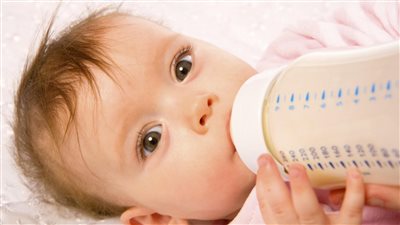 الصحة توضح سبب اصابة الاطفال بحساسية الألبان