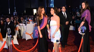 فستان منى زكي الذى تصدر كل محركات البحث بسبب ظهره بالصور