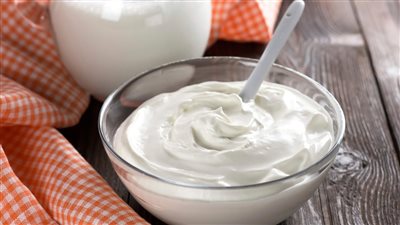 فوائد الزبادي المجمد وبارفيه الفواكه وصفة غنية بالكالسيوم للعظام والصحة