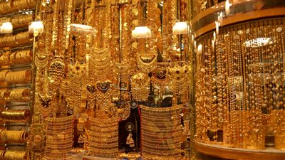 وقع من الدور العاشر الذهب يفاجئ الجميع بأسعار اليوم عيار 21 مفاجأة للعرسان