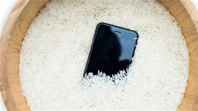 حقيقة أم خرافة هل وضع الهاتف في كمية كبيرة من الأرز يجففه من الماء