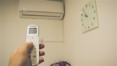 منها تشغيل التكييف أقل من 25 سلوكيات تزيد من قيمة فاتورة الكهرباء