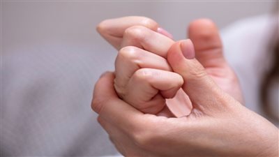 تعرف علي أضرار وفوائد طقطقة الأصابع