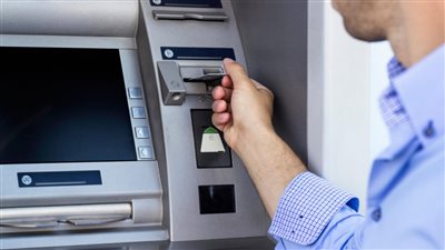 رسوم السحب النقدي من ماكينات الصراف الألي لغير عملائها