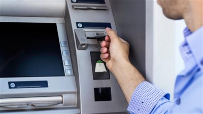 رسوم السحب من ماكينات الصرف الالي لغير العملاء في البنك تعرف عليها