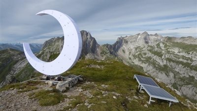 فنان يضع نحت علي شكل هلال ليثير الجدل حول تثبيت عدد من الصلبان المسيحيه فوق قمم الجبال