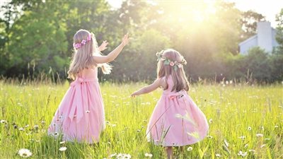 فى فصل الصيف ودرجات الحرار العالية إليك بعض النصائح للتعامل مع أطفالك