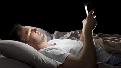 تجنب إبقاء هاتفك في غرفة النوم لهذة الأسباب