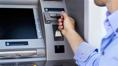 وفر فلوسك واعرف رسوم السحب من ماكينة البنك اقل عموله ٣ جنيه واعلى عموله ٢٠