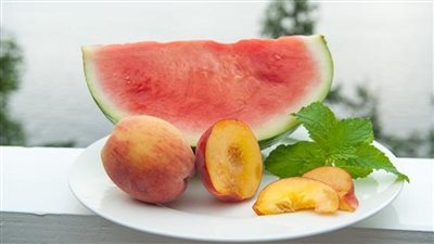 البطيخه لو لونها غامق أوعى تشتريها مسئول يكشف سبب فساد الخوخ والبطيخ