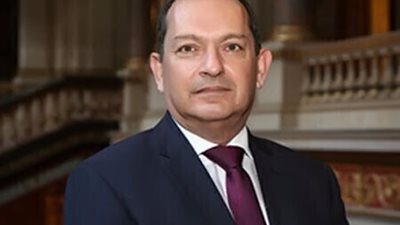 بالصور .. سفير دولة عظمى يشهر إسلامه ويؤدى مناسك الحج بعد إشهار إسلامه.. مفاجأة؟