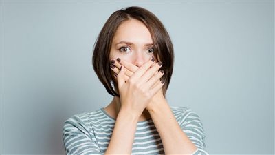 للتخلص من رائحة الفم المزعجة تعرف على الاسباب والعلاج الانسب لها