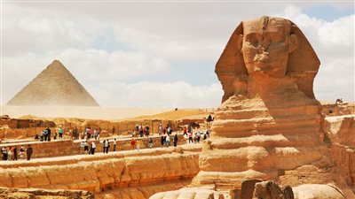 منها كبار السن هذة الفئات يحق لها زيارة المناطق الأثرية مجانا