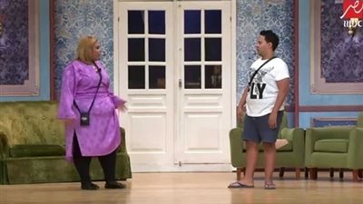 بالفيديو.. في مسرح مصر.. ويزو لـ زوجها أنا أتخن ولا ميريام فارس .. هاتجاوب بإيه