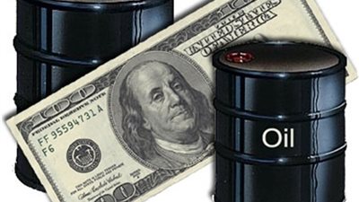 النفط يتراجع في تعاملات ضعيفة مع ارتفاع الدولار