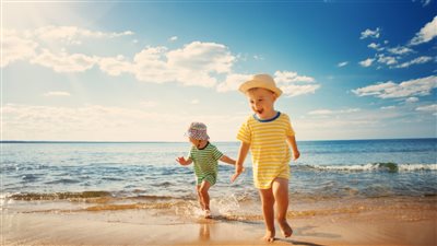 نصائح لحماية الأطفال فى فصل الصيف من اشعة الشمس الحارة