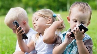 خبراء الصحة يحذرون من الهاتف المحمول للأطفال فى هذا العمر