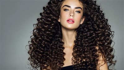 خطوات للعناية بالشعر الكيرلى بدون الذهاب للكوافير