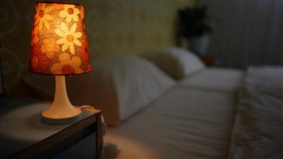 تجنب النوم في وجود ضوء مشتعل لهذا السبب الخطير