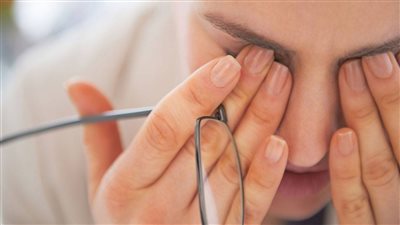 منها التدخين 5 عادات يومية تضعف بصرك