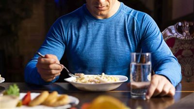 أضرار خطيرة تحدث لجسمك عند الأكل قبل النوم مباشرة