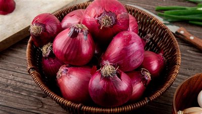 لن تصدق ما سيحدث عند مضغك للبصل لمده 3 دقايق واسهل طريقه لازاله رائحته