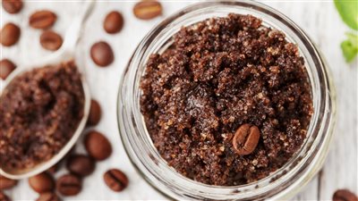 طريقة سنفرة القهوة للوجه و الجسم