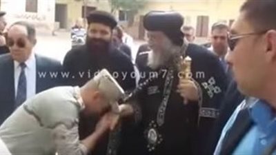 ايات عرابي لا تستغربوا حين ينحني هؤلاء امام سيدهم الخروف تواضروس و يحتفل النصارى بتوزيع الحلوى بعد رابعة