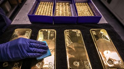 الذهب المجنون يفعلها من جديد وهبوط حاد 12 جنيه بالجرام